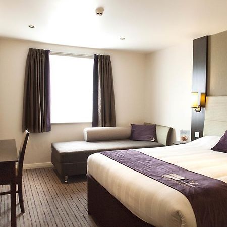 Premier Inn อัลเดอร์ช็อต ภายนอก รูปภาพ