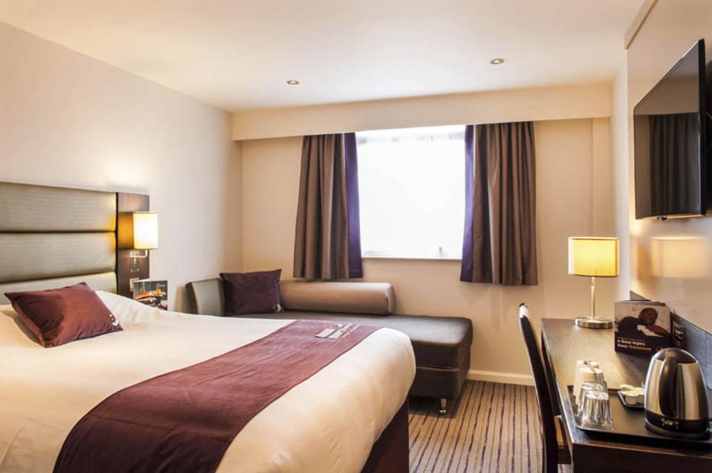 Premier Inn อัลเดอร์ช็อต ภายนอก รูปภาพ