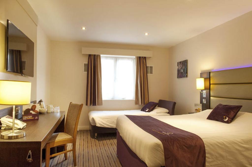 Premier Inn อัลเดอร์ช็อต ภายนอก รูปภาพ
