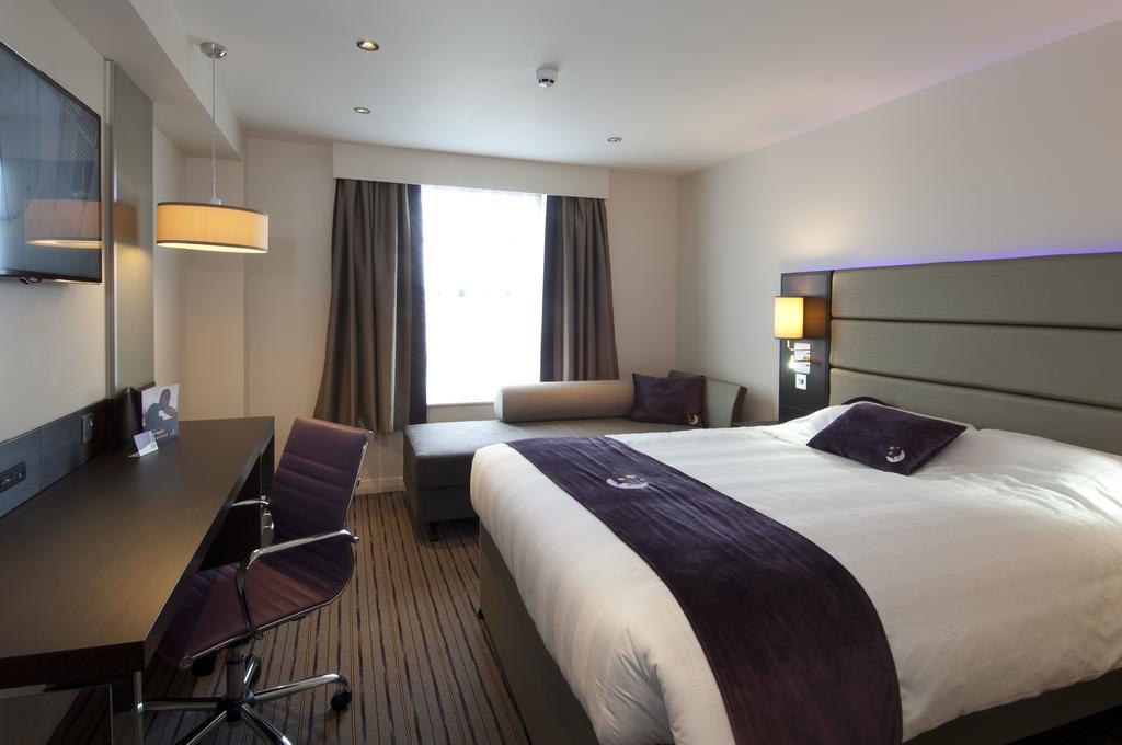 Premier Inn อัลเดอร์ช็อต ภายนอก รูปภาพ