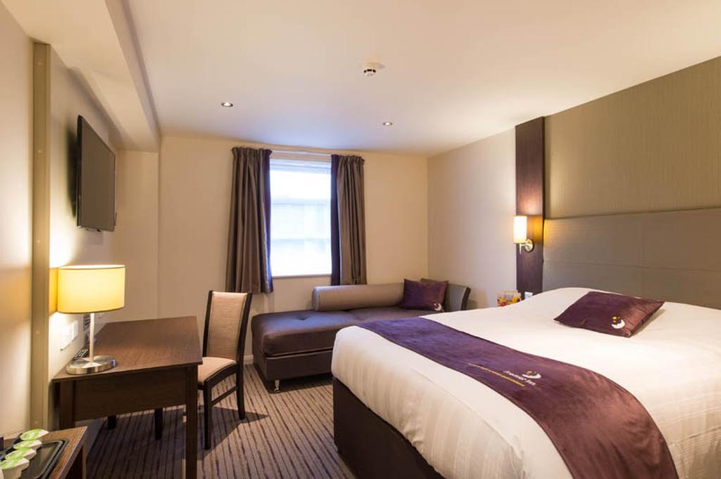 Premier Inn อัลเดอร์ช็อต ภายนอก รูปภาพ