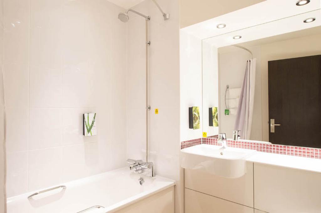 Premier Inn อัลเดอร์ช็อต ภายนอก รูปภาพ