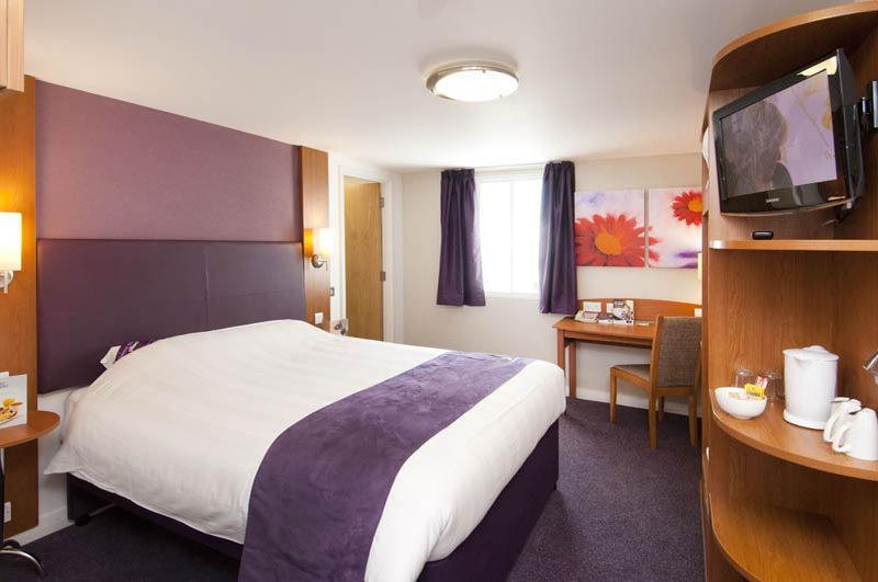 Premier Inn อัลเดอร์ช็อต ภายนอก รูปภาพ
