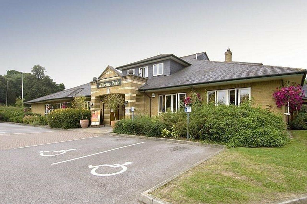 Premier Inn อัลเดอร์ช็อต ภายนอก รูปภาพ
